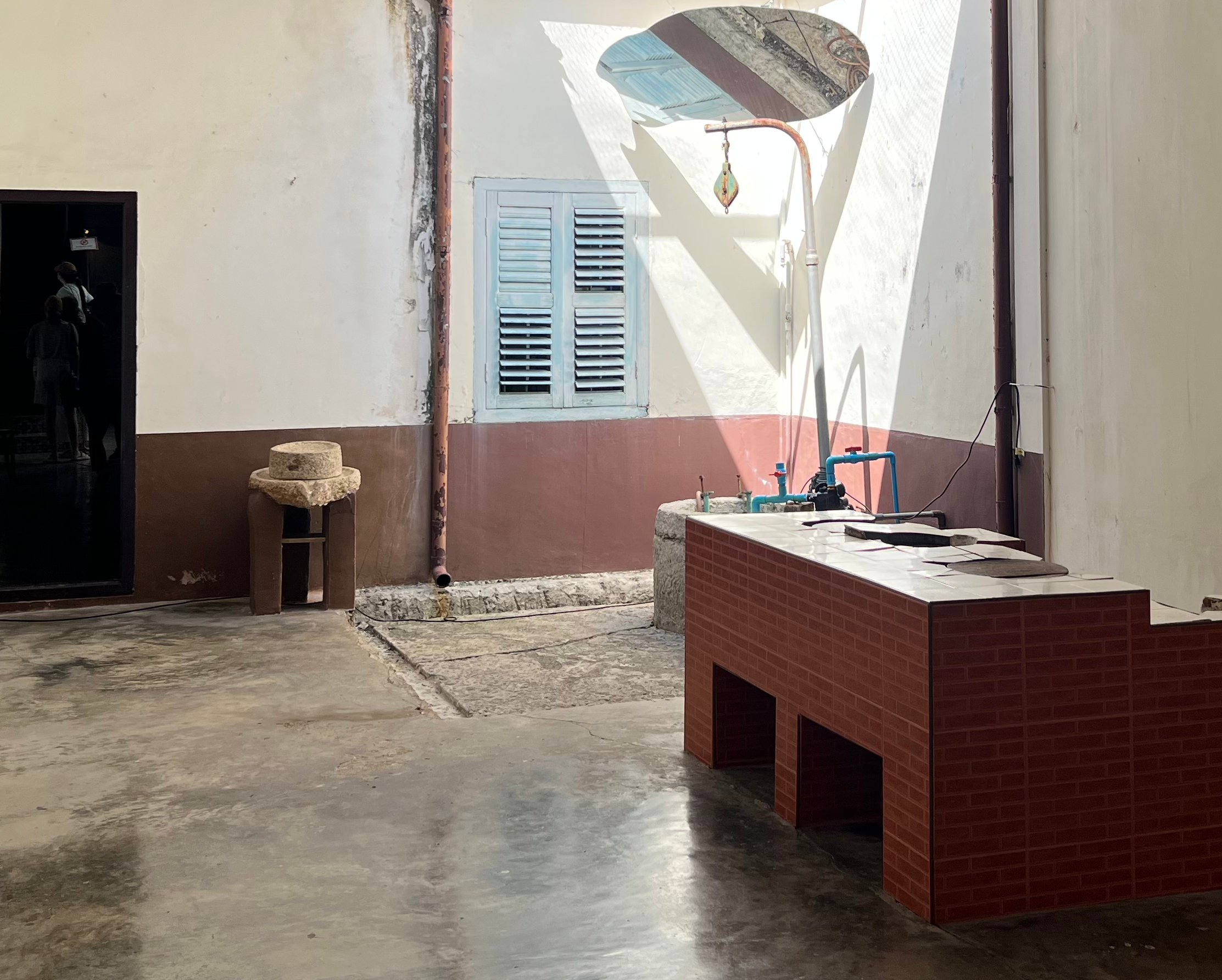 Featured image of post They Crouch in a Silent Gaze