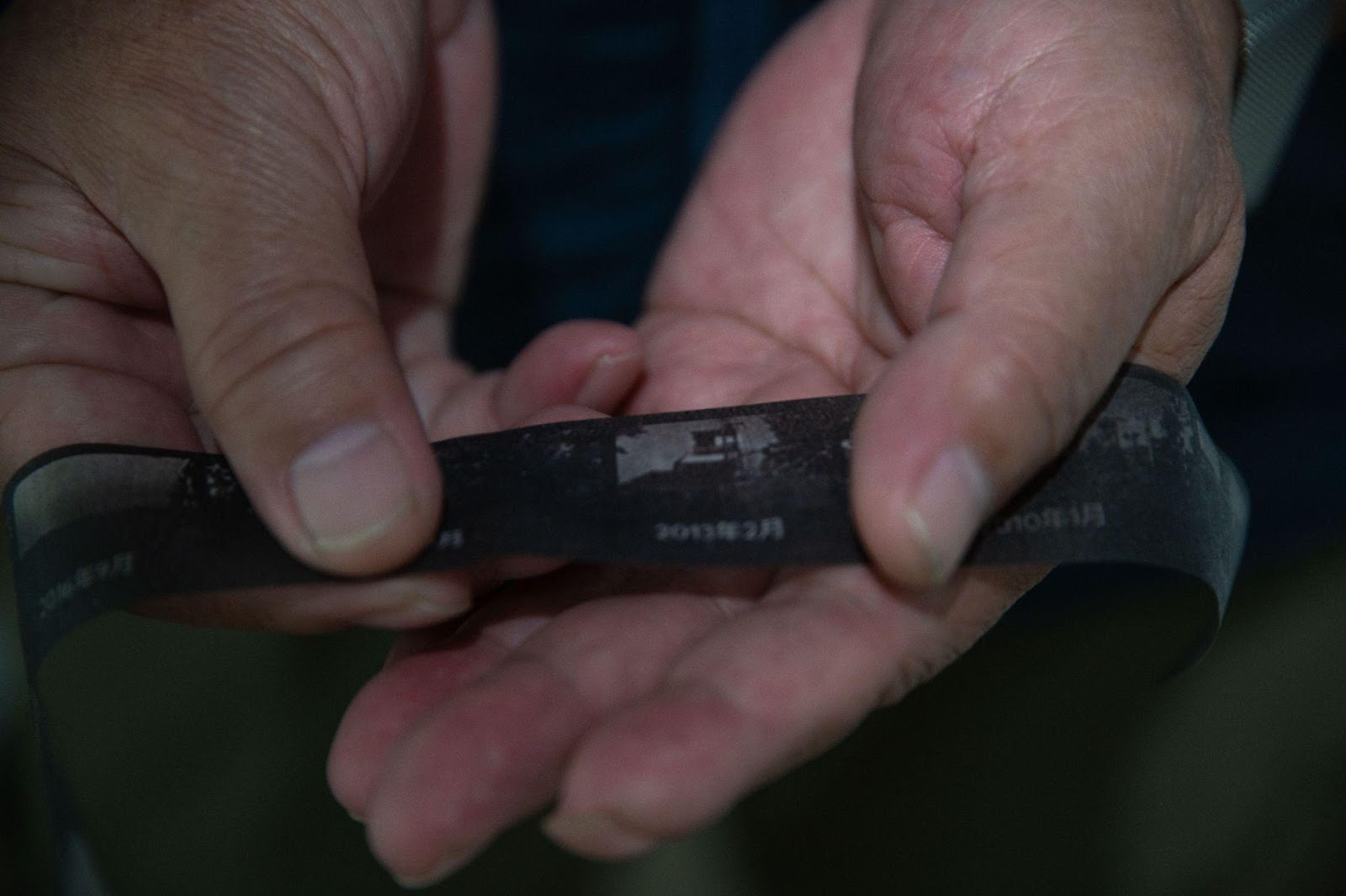 (Right): Gray-black ribbon slowly clarifies the image upon touch, like a street scene thumbnail in a film sequence, used in the new work “Closure〈闔〉” in 2024. 