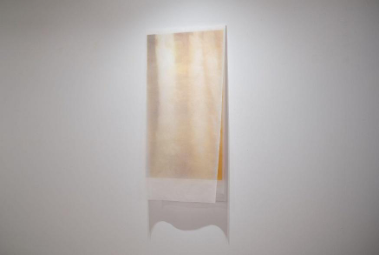 (Right) Suspended like a curtain, seven sheets are color-separated into yellow, red, blue, black, blue, yellow, red. The paper is blown by the wind, revealing inner colors, like light and shadow swaying outside a curtain.