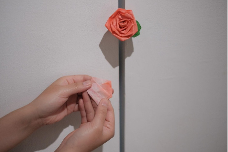 Figure 5 Fu Sheng-Ya, “Time of Flowers 〈花的時間〉,” thin fiber paper, thermochromic ink, rose-scented ink, paper folding, dimensions vary by venue, 2024.